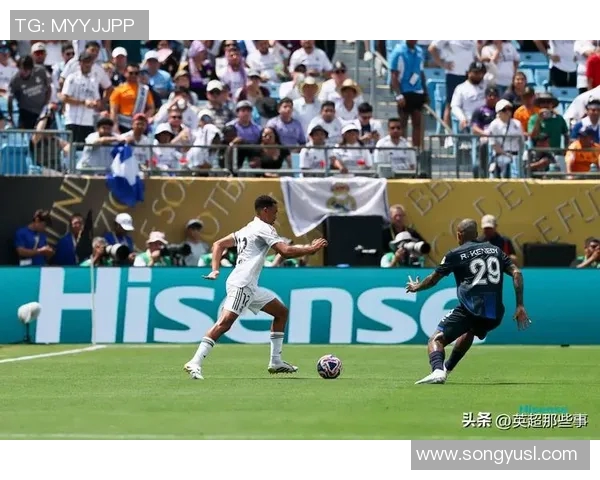 足球球星背后默默付出的努力与坚持训练成就辉煌人生